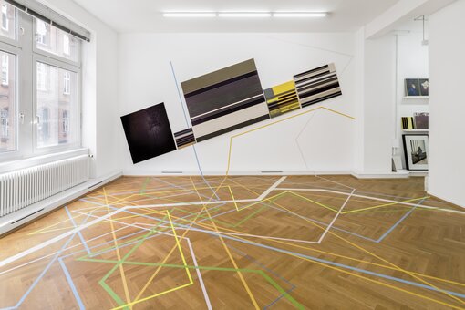 Untitled (gab nach, sodass sie zu fallen drohte)